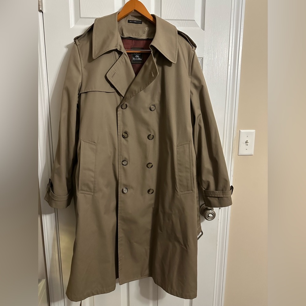 Men’s double breasted trench coat. Size 44 regular